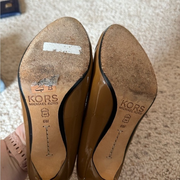 Michael Kors Beige Brown Leather Slip On Heels Size 6 - Picture 4 of 5